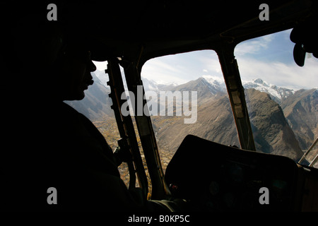 Cime delle montagne Karokoram dal cockpit in elicottero Skardu vallata a nord del Pakistan Foto Stock