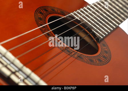 Acoustic six string guitar coperti da una vernice di color marrone Foto Stock