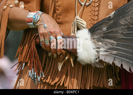 Nativi Americani e di gioielli indossati ventola/portato da una danzatrice presso l'Ottava annuale Ala Rossa Native American PowWow Foto Stock