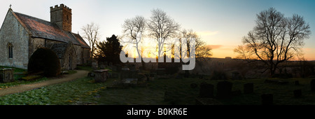 Un alba d'inverno in un Cotswold sagrato a Brimpsfield, Gloucestershire Foto Stock