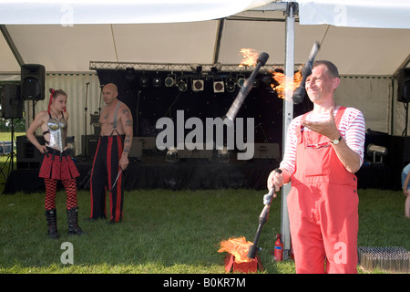 Lanciafiamme al festival in sussex Inghilterra Foto Stock