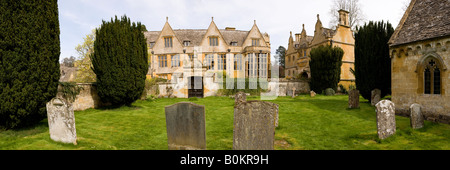 Stanway House e Gatehouse dal sagrato della chiesa nel villaggio Costwold di Stanway, Gloucestershire Foto Stock