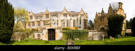 Stanway House e Gatehouse dal sagrato della chiesa nel villaggio Costwold di Stanway, Gloucestershire Foto Stock