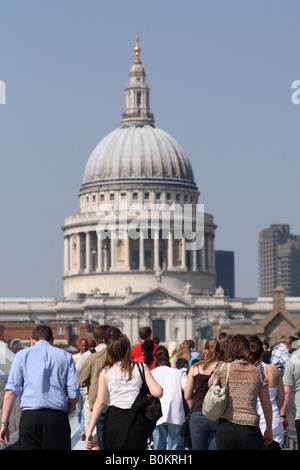 Londra turisti e pedoni che attraversano il Millenium Bridge che collega la Cattedrale di St Paul con la riva sud del Tamigi Foto Stock