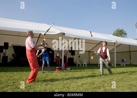 Mangiatori di fuoco in esecuzione al festival in sussex Foto Stock