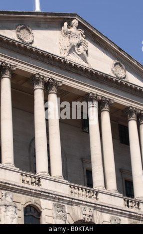 Londra Bank of England edificio su Threadneedle Street con la vecchia signora di Threadneedle Street figura Foto Stock