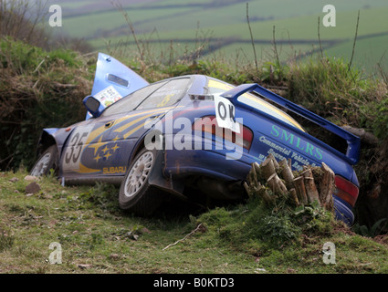 Rally Cars effettuando al Somerset Satges Rally 2008, questo uno è andato in crash Foto Stock