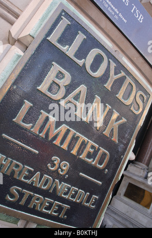 Lloyds Bank ottone antico nome della società la piastra sul ramo in Threadneedle Street nel centro di Londra Foto Stock