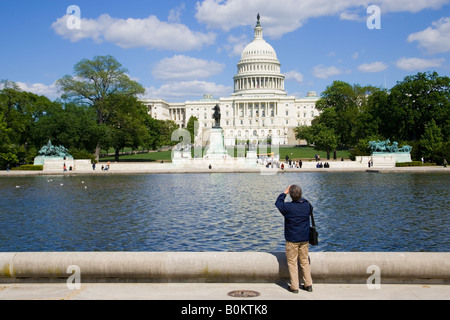 Tourist prende fotografia del Campidoglio degli Stati Uniti Washington DC, Stati Uniti d'America Foto Stock