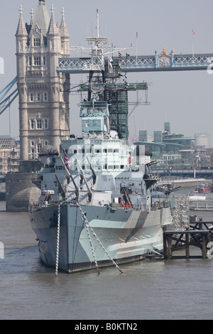 Londra Inghilterra HMS Belfast la prima guerra mondiale 2 cruiser è ormeggiata lungo il Tower Bridge ed è un museo galleggiante Foto Stock