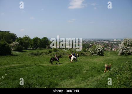 Vista su Cheltenham al Malverns da Leckhampton Hill Foto Stock