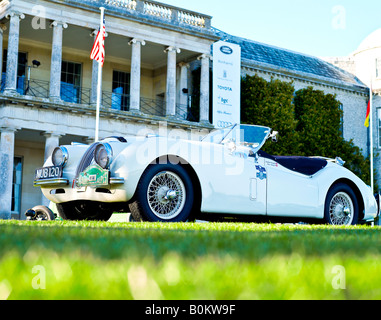 Classic Jaguar XK120 drophead convertibile racing rally car al di fuori di Goodwood House Foto Stock