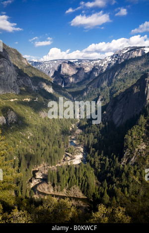 Il fiume Merced taglia attraverso Merced Canyon che conduce alla valle di Yosemite con Bridalveil Falls e Sentinel Dome in background Foto Stock