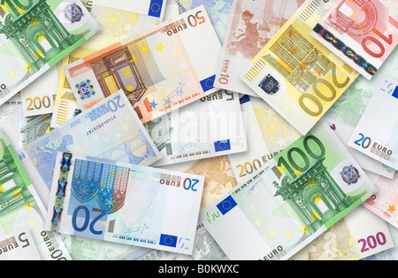 Le banconote in euro di 200 100 50 20 10 e 5 Euroes diffondere in maniera casuale su un tavolo Foto Stock