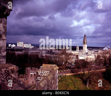 Vista sulla città di Cardiff dal mantenere normanna del Castello di Cardiff, o Castell Caerdydd, Galles Foto Stock