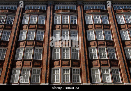 Storica facciata in mattoni del dipartimento store 'Galeria Kaufhof' ad Amburgo, Germania Foto Stock