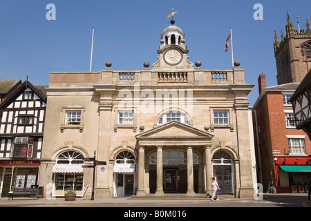 Ludlow Shropshire England Regno Unito La Buttercross città con orologio e bandiera inglese accanto a struttura di legno edificio medievale in ampia St Foto Stock