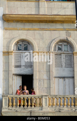 Quattro ragazze e una donna anziana su un balcone di una casa vecchia Havana Malecon Cuba Aprile 2007 Foto Stock