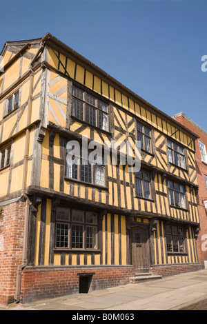 Ludlow Shropshire England Regno Unito potrebbero vecchio legno incorniciata edificio medievale in Broad Street nel centro storico della città Foto Stock