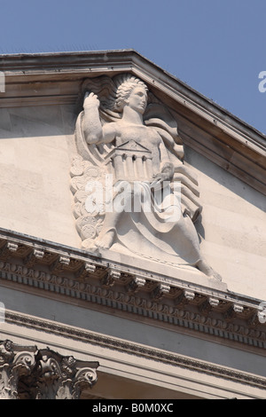 Londra Bank of England edificio su Threadneedle Street con la vecchia signora di Threadneedle Street figura Foto Stock