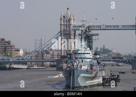 Londra Inghilterra HMS Belfast la prima guerra mondiale 2 cruiser è ormeggiata lungo il Tower Bridge ed è un museo galleggiante Foto Stock