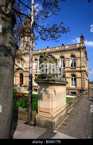 Statua di Lion, villaggio di Saltaire, Sito Patrimonio Mondiale dell'UNESCO, Bradford, West Yorkshire, Inghilterra, Regno Unito Foto Stock