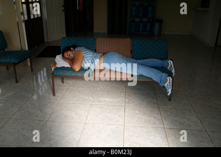 Una donna è in attesa in una sala di attesa dell'ospedale durante un 2006 missione chirurgica di Sula ospedale Santa Barbara in Honduras Octobe Foto Stock