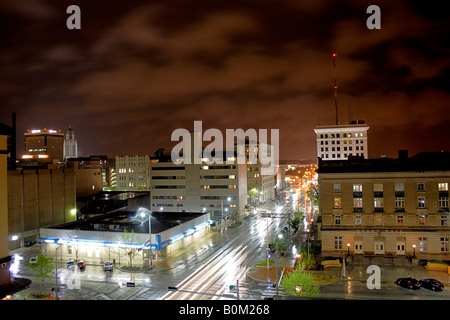 Lincoln, Nebraska skyline e 10th Street di notte. Foto Stock