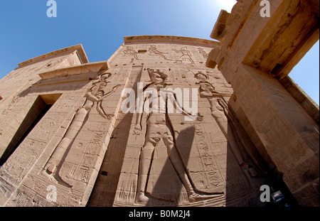 Antica piloni con rilievi incisi presso il Tempio di Iside complesso sul isola di Philae vicino a Aswan Egitto Foto Stock