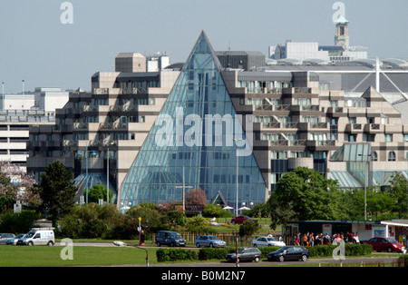 Struttura in vetro è il De Vere Grand Harbour Hotel Southampton Inghilterra Foto Stock