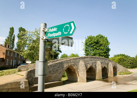 Sentiero segno nella parte anteriore del medievale Ponte Packhorse, Moulton, vicino a Newmarket, Suffolk Foto Stock