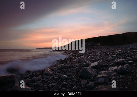 Le scogliere della costa di rocce i colori della sera nessuno atmosferica umore vietando moodie drammatico inizio fine orizzonte South Wales UK Foto Stock