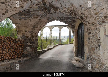 Il Viadotto du Luech a Chamborigaud nelle Cévennes regione del sud della Francia. Si tratta di 46 metri di altezza, 360 lungo, ha 29 arcate ed è ancora in uso. Foto Stock