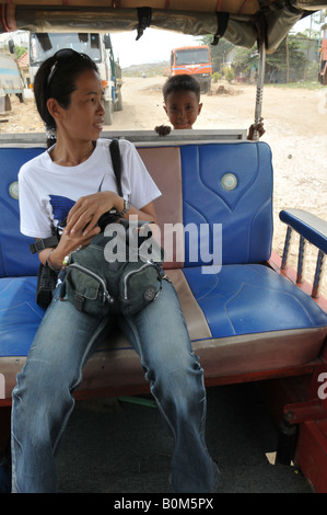 MISS BANGKOK in Phnom Penh, MISCHEVIOUS BAMBINO LIFT su un tuk tuk Foto Stock