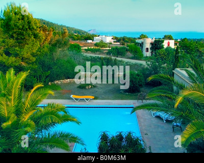 Ibiza Spagna, Panoramica della piscina privata costruita in piscina con Vista del giardino patio 'Mar Mediterraneo', spagna clima Foto Stock