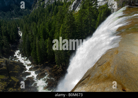 Affacciato sul bordo della caduta primaverile cascata lungo il fiume Merced Yosemite National Park in California Foto Stock