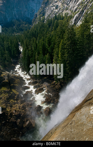 Affacciato sul bordo della caduta primaverile cascata lungo il fiume Merced Yosemite National Park in California Foto Stock