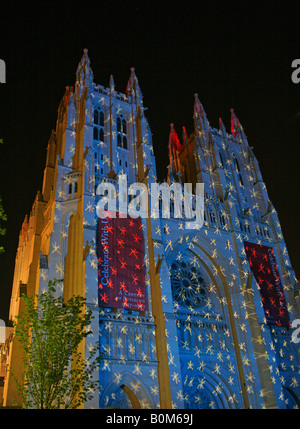 Arte pubblica evento - illuminazione di American Cattedrale Nazionale di Washington DC di notte con una trasparenza di cielo blu e stelle. Foto Stock