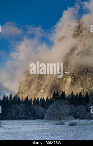 Nuvole sulla mezza cupola all'alba dopo la primavera tempesta di neve Yosemite Valley Yosemite National Park in California Foto Stock