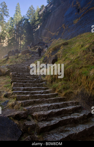 Gli escursionisti scendendo la ripida scalinata rocciosa scale della nebbia Trail del parco nazionale Yosemite in California Foto Stock