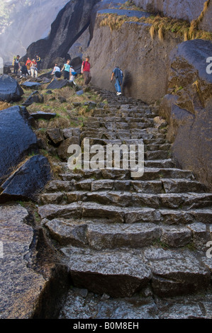 Gli escursionisti salendo per la ripida scalinata rocciosa scale della nebbia Trail del parco nazionale Yosemite in California Foto Stock