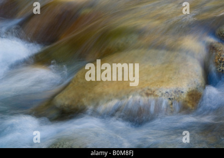 Il granito rocksunder acqua che scorre nel fiume Merced Yosmite Valley Yosemite National Park in California Foto Stock