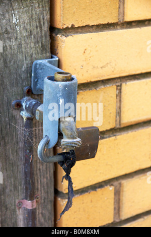 Un rubinetto di acqua guardato fuori da essere utilizzato in modo improprio. Foto Stock