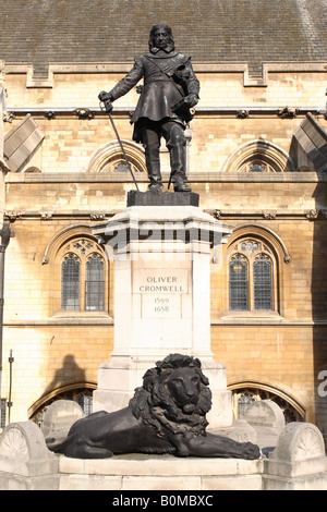 Oliver Cromwell statua al di fuori della sede del parlamento di Londra progettato da Hamo Thornycroft Foto Stock