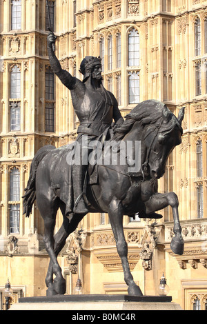 Statua del re Richard 1 noto come Riccardo Cuor di Leone al di fuori del Palazzo di Westminster a Londra per la scultura Carlo Marochetti Foto Stock