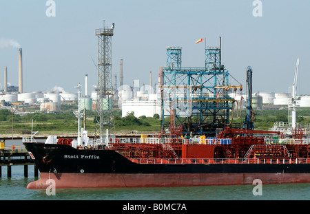 Stolt Puffin un olio e chimichiera nave presso Fawley Terminale marino su acqua di Southampton in Inghilterra Hampshire REGNO UNITO Foto Stock