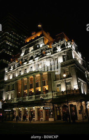 La città di Westminster, Inghilterra. Vista esterna di Her Majesty's Theatre di Haymarket che sta eseguendo il fantasma dell'Opera. Foto Stock