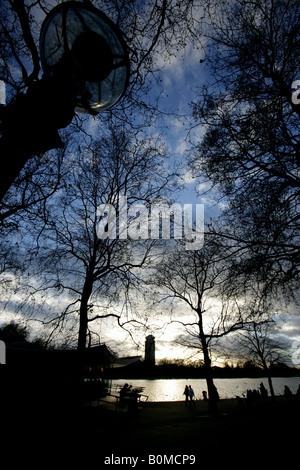 Città di Londra, Inghilterra. Vista Silhouette di turisti e di gente del posto a piedi in Hyde Park con la serpentina in background. Foto Stock