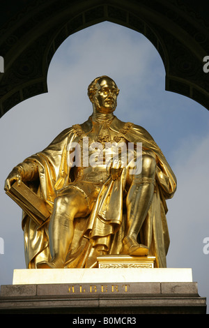 Città di Londra, Inghilterra. The Albert Memorial è stato progettato da Sir George Gilbert Scott ed è situato nel quartiere di Kensington Gardens. Foto Stock
