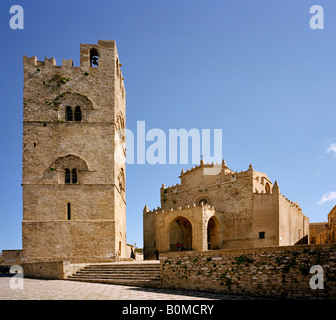 Il Royal cattedrale e il re Federico II Campanile torre campanaria Erice Sicilia Italia UE Foto Stock